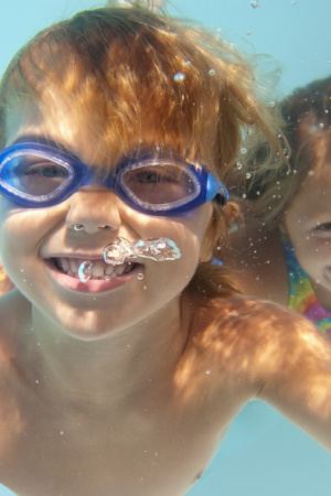 enfant qui jouent dans la piscine sous l'eau