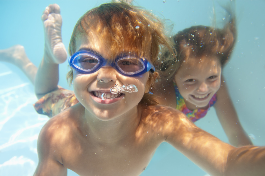 enfant qui jouent dans la piscine sous l'eau