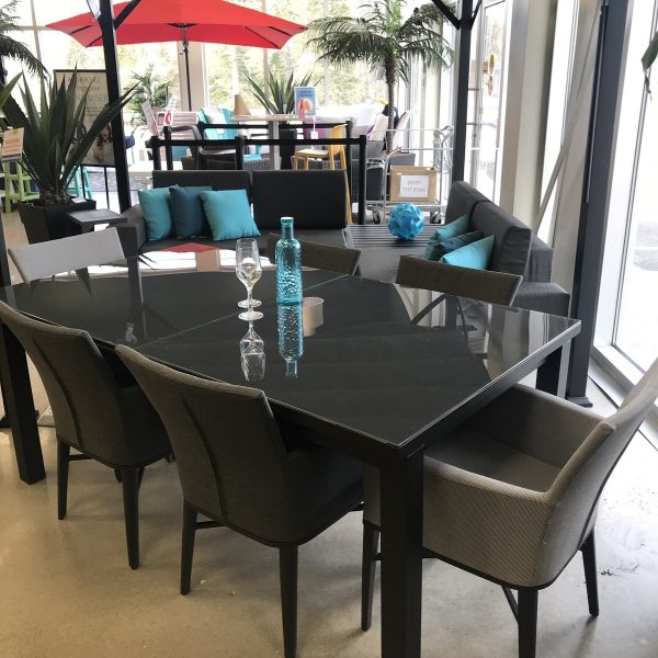 Ensemble patio 6 places noir avec table en verre