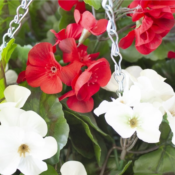 Jardinière-géraniums-rouge-blanc-decoration-exterieur-fausse_plante