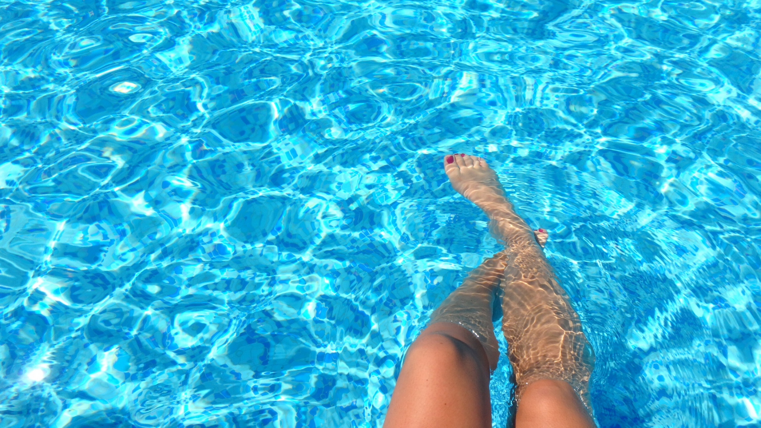 pied-femme-eau-piscine