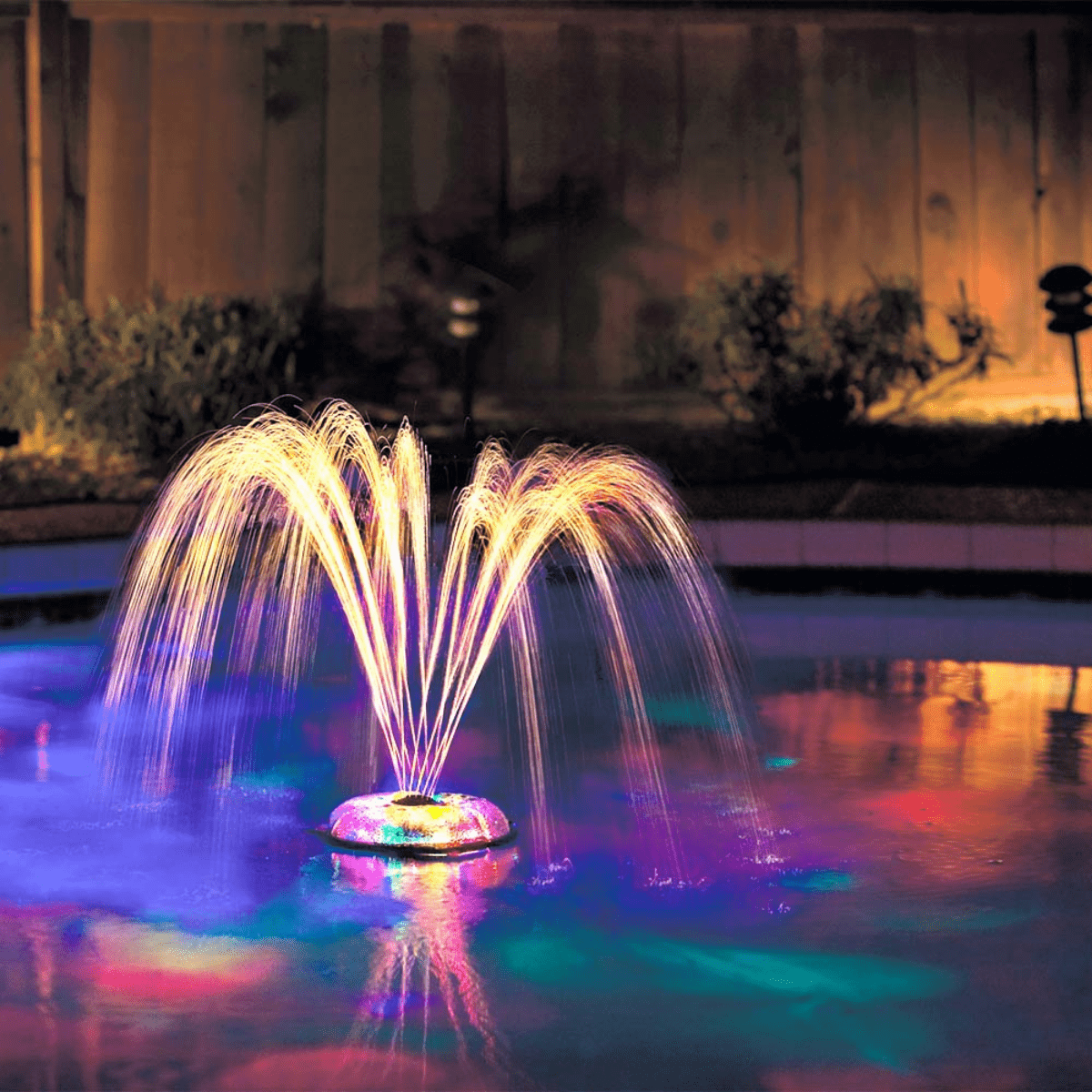 Lumière sous-marine avec fontaine - Concept Piscine Design