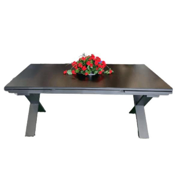 Table d'extérieur onyx avec fleurs dans les meuble de patio