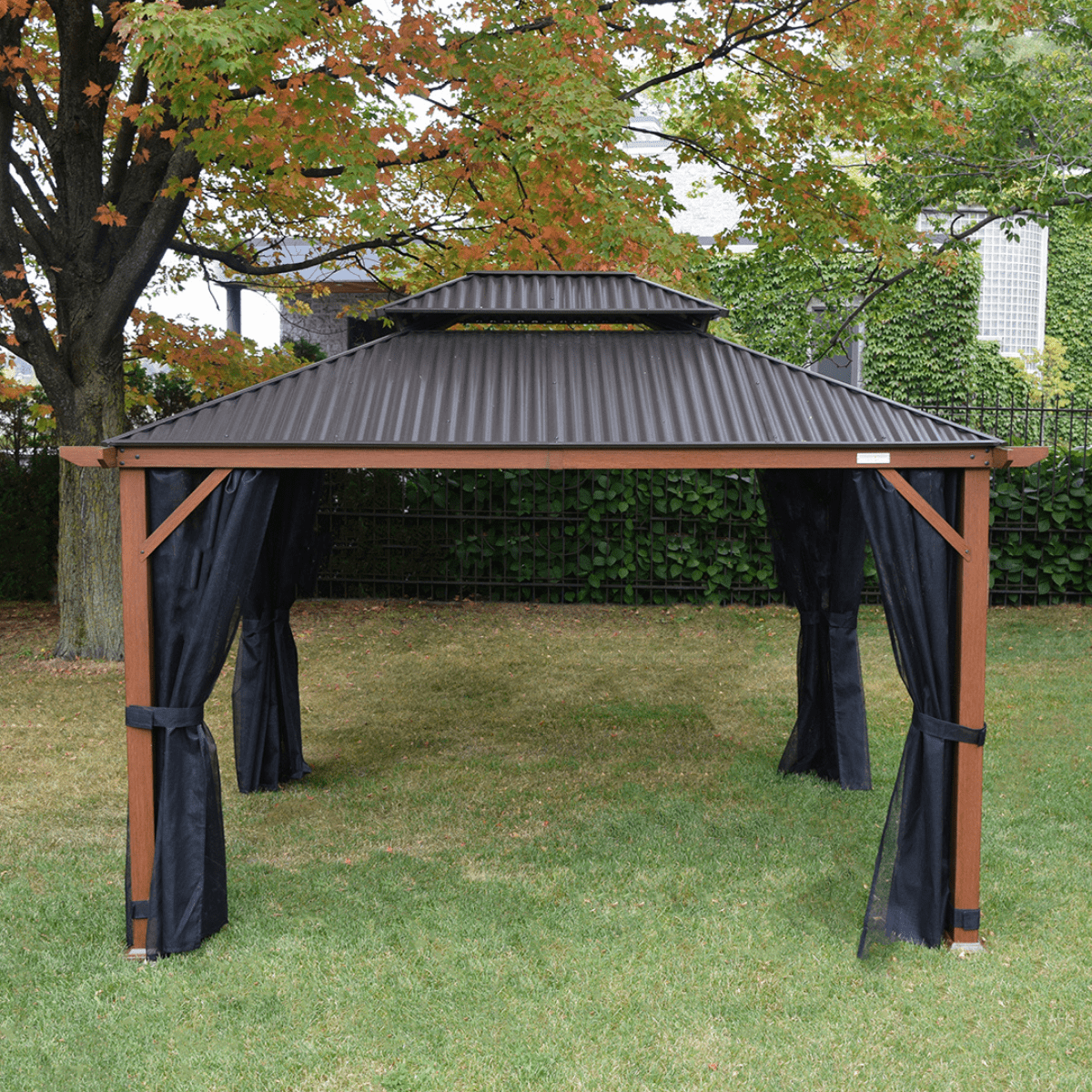 gazebo-cordoba-bois_noir-gazebo_avec_moustiquaire-concept_piscine_design