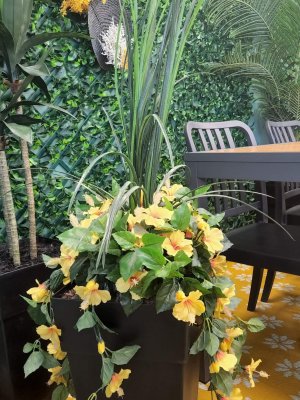 Table Marco - Fleurs jaunes