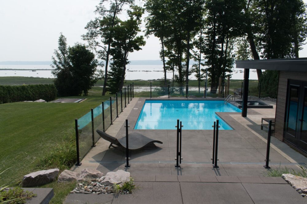 Piscine creusée avec spa déversant